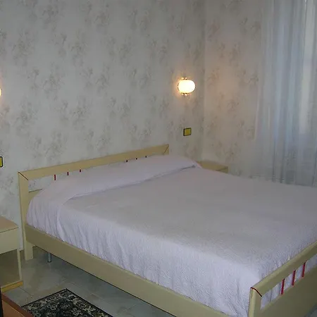 Отель Edelweiss 3*